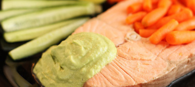 Лосось с соусом из авокадо