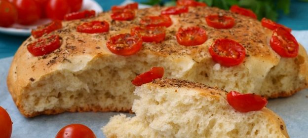 Фокачча с помидорами черри и ароматными травами