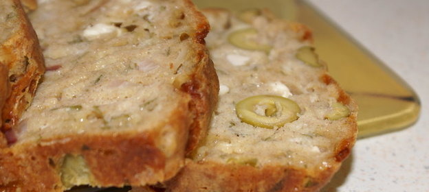Ржаной кекс с беконом, брынзой и оливками