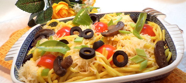 Спагетти с грибами, помидорами и маслинами