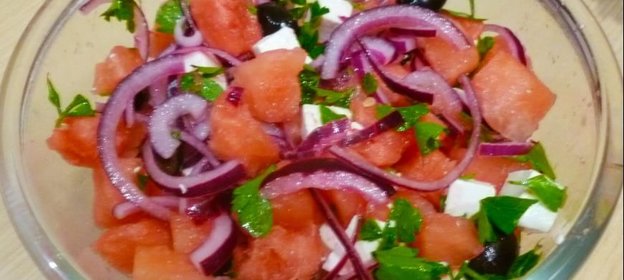 Салат с арбузом, фетой и маслинами