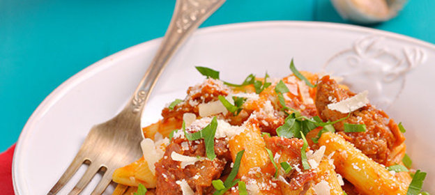 Пенне с соусом из тушенки