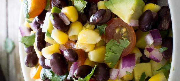 Салат с кукурузой и черной фасолью