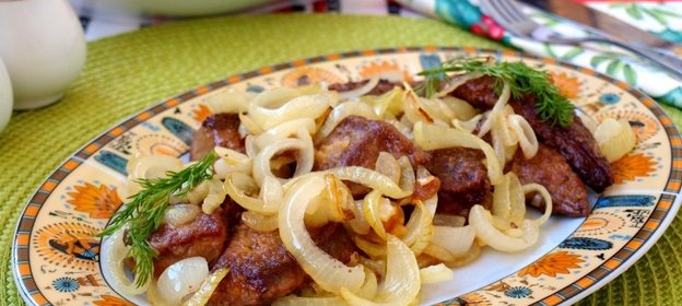 Жареная свиная печень с луком и чесноком
