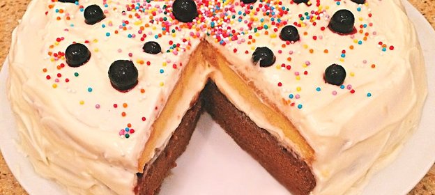 Сливочно-шоколадный торт с клубничной пропиткой