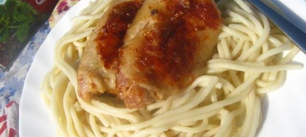 Куриные бедрышки в йогурте с итальянскими травами со спагетти