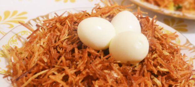 Салат с курицей и картофелем «Гнездышки»