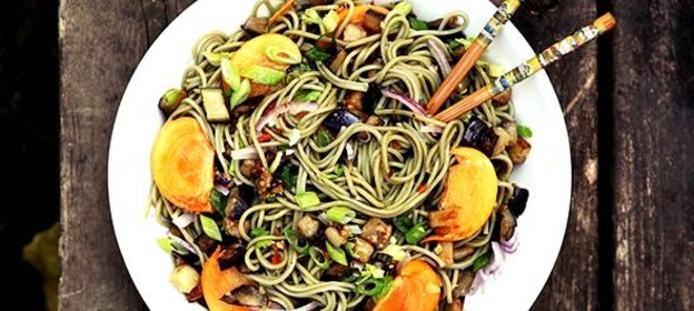 Лапша с баклажанами и хурмой