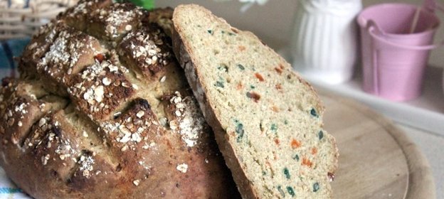 Бездрожжевой многозерновой хлеб с семечками и цукатами