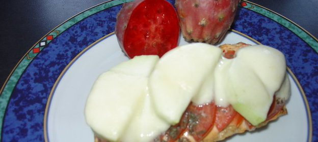 Завтрак: Багетт, запеченный с помидорами и кольраби