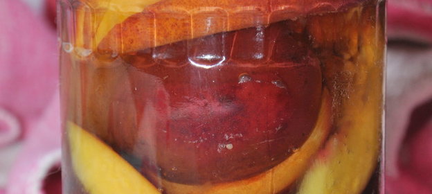 Сливы с миндалем в сиропе