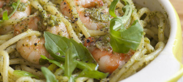 Спагетти с соусом песто и королевскими креветками