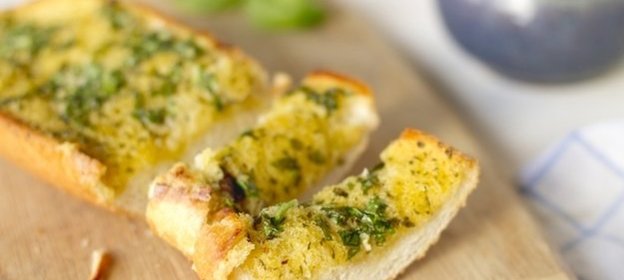 Хлеб с чесноком и зеленью