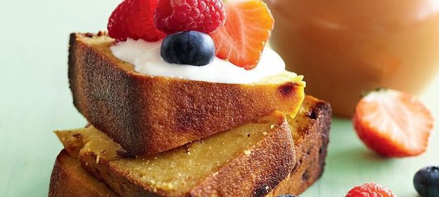 Быстрый кукурузный хлеб с кленовым сиропом и чеддером