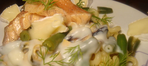 Паста под соусом бешамель с мидиями и маринованным лососем (приготовленным необычным способом!)