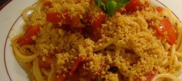 Паста с хлебными крошками и анчоусами