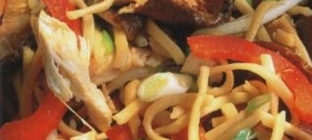 Лапша с овощами, грибами и бобовыми ростками