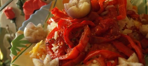 Вкусный рис под шубой из перца и помидор на овощной подушке