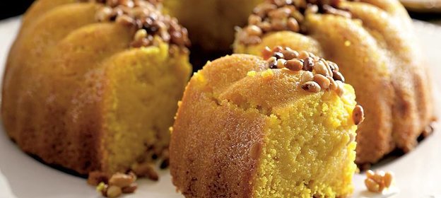 Манный кекс с куркумой и медом