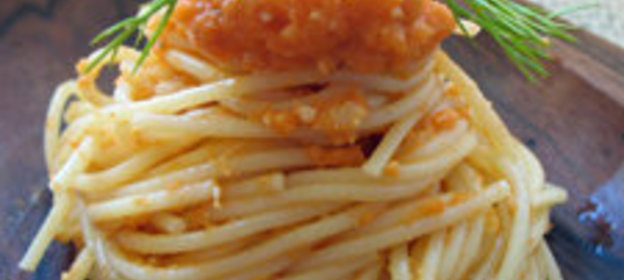 Спагетти под морковно-ореховым соусом