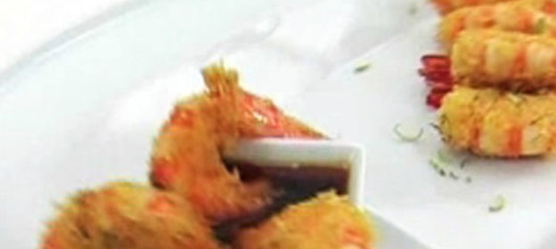 Салат из огуречной травы, лука и морковной ботвы