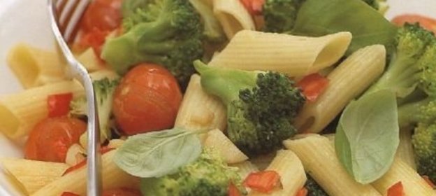 Макароны с брокколи и помидорами