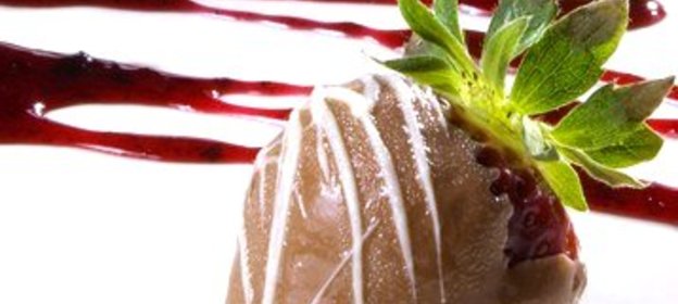 Клубника в темном шоколаде с белыми узорами