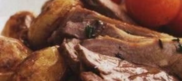 Телячья печень с макаронами под зеленым соусом