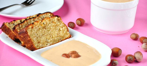 Нежный кекс на сливках с соусом пралине