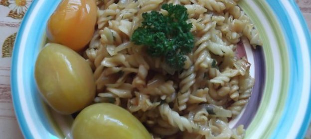 Макароны с луком, соевым соусом и домашними солёными помидорами