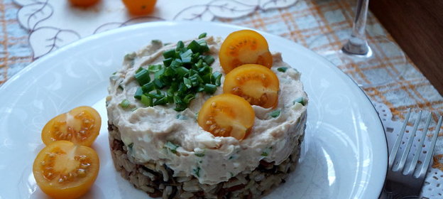 Салат с трёхцветным рисом и печенью трески