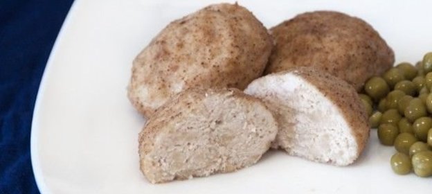 Сливки взбитые с тертыми миндальными печеньем