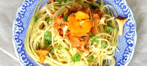 Спагетти с лисичками и коньяком