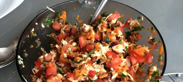 Салат с вареной грудкой и рукколой