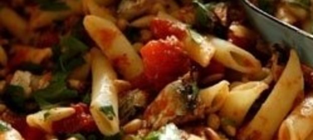 Пенне (макароны-«перья») с тунцом и томатным соусом