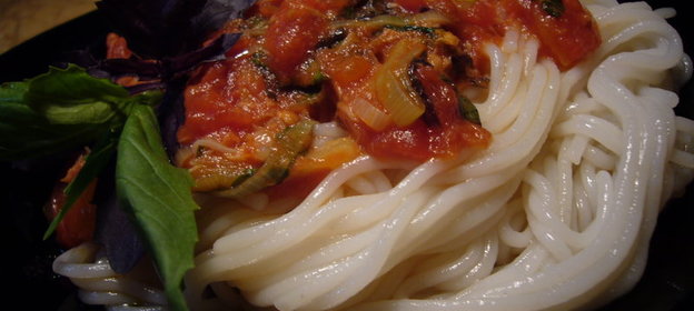 Рисовая лапша с соусом из тунца