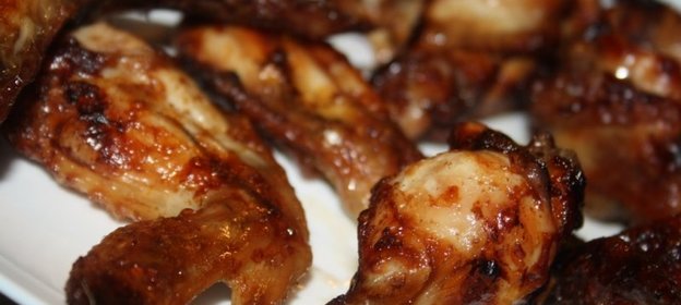 Острые куриные крылышки на мангале на шампурах
