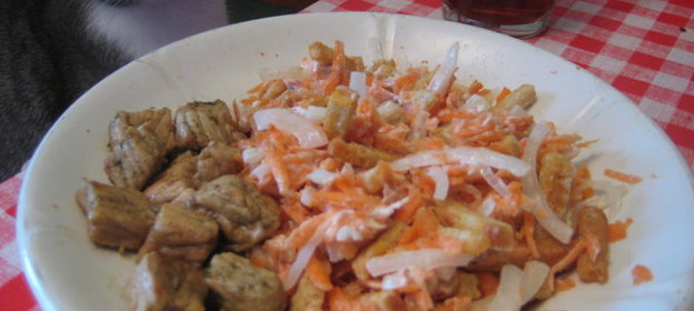 салат с морковью, сухарями и луком. горько-сладкий