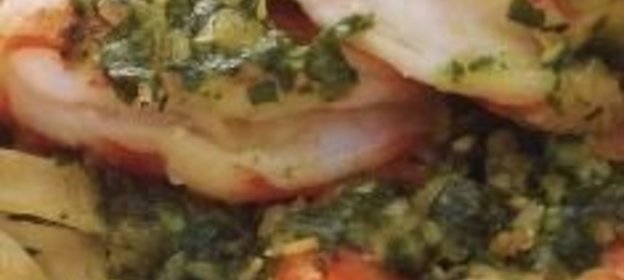 Паста с креветками и соусом песто, запеченная в пергаменте
