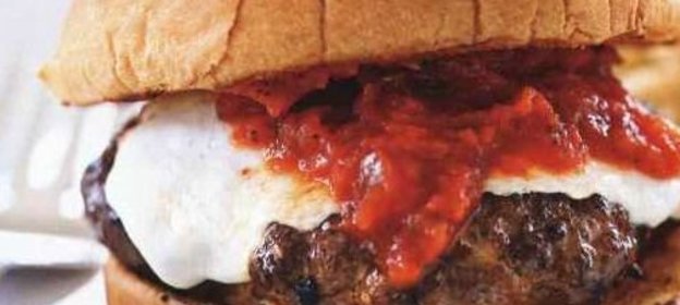 Бургеры с моцареллой, жаренные на гриле