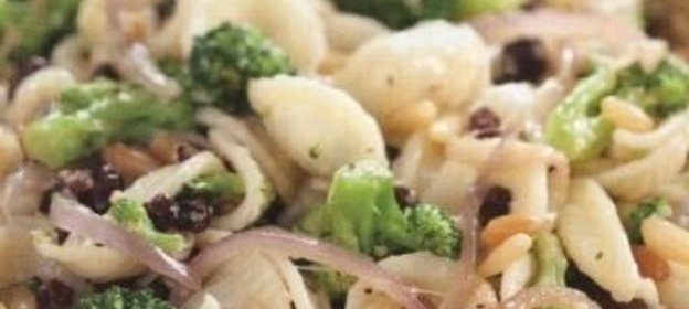 Макароны с брокколи, кедровыми орешками, смородиной и луком