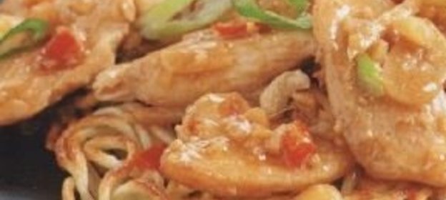 Жареная лапша с куриным мясом