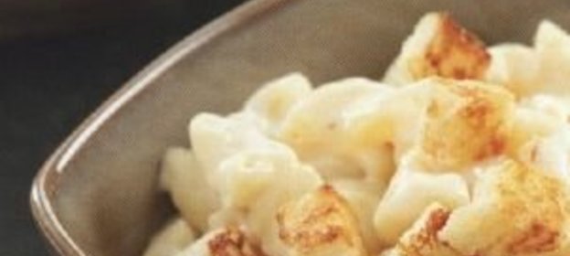 Салат из кальмаров, зеленого салата и яиц.