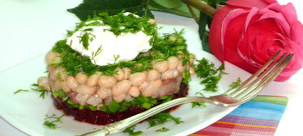 Салат со свеклой, сельдью и яйцом пашот