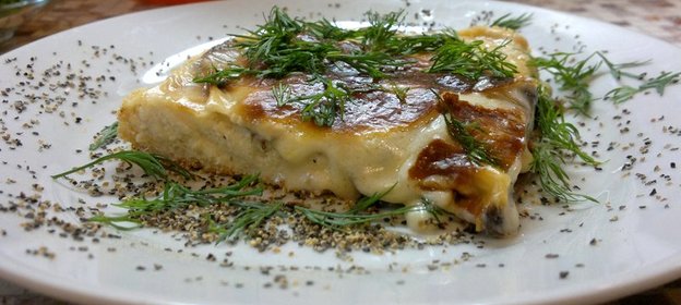 Рыбная запеканка из пикши с грибами под соусом бешамель