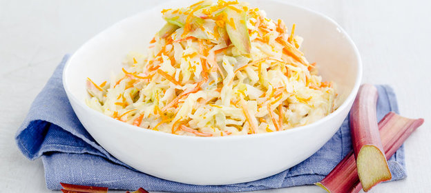 Капустный салат с ревенем и морковью