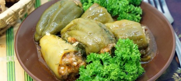 Десерт с персиками и малиновым пюре