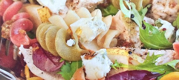 Салат из пасты с курицей, грушами и дорблю
