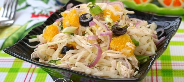 Салат с капустой, курицей и апельсином