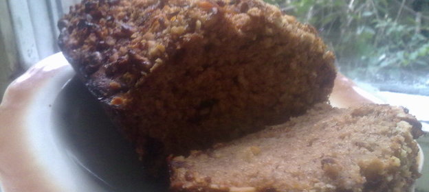 Медовый кекс с грецкими орехами, финиками и бананами